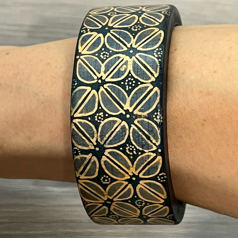 Vintage Wood Bangle Bracelet, Green with Tan Pattern, Floral, Leaves, Boho